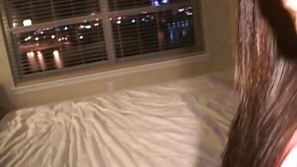 ऐन एंजेल और उसकी गर्लफ्रेंड सेक्सी फिल्म देना वीडियो में बेबी ऑइल के साथ मस्ती करते हुए