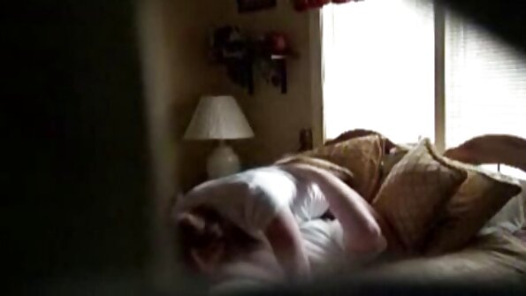मेगन रेन ब्लैक में उमस सेक्सी हिंदी पिक्चर फिल्म भरी है क्योंकि वह बेड में स्ट्रिप करती है