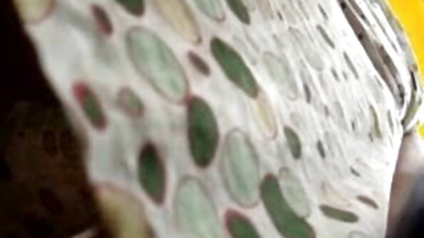 सारा पीचेज़ सेक्सी पिक्चर फिल्म वीडियो स्टफ्स बिकिनी में उसकी पुसी