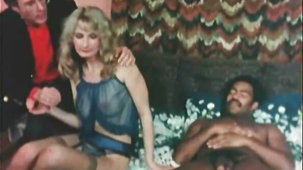 कॉस्मिड: सेक्सी पिक्चर वीडियो हिंदी एंड्रिया बिस्तर पर अपने अधोवस्त्र दिखाती है
